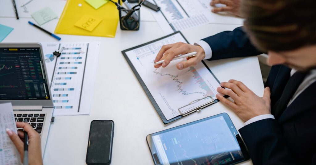 Como escolher fornecedores de tecnologia confiáveis para sua empresa Grupo de pessoas em uma reunião com laptops e gráficos sobre a mesa